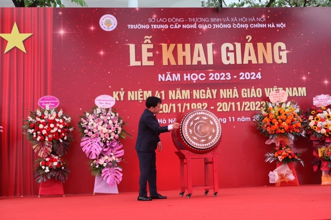 Ông Trần Việt Hùng, Hiệu trưởng nhà trường đánh trống khai giảng năm học mới.