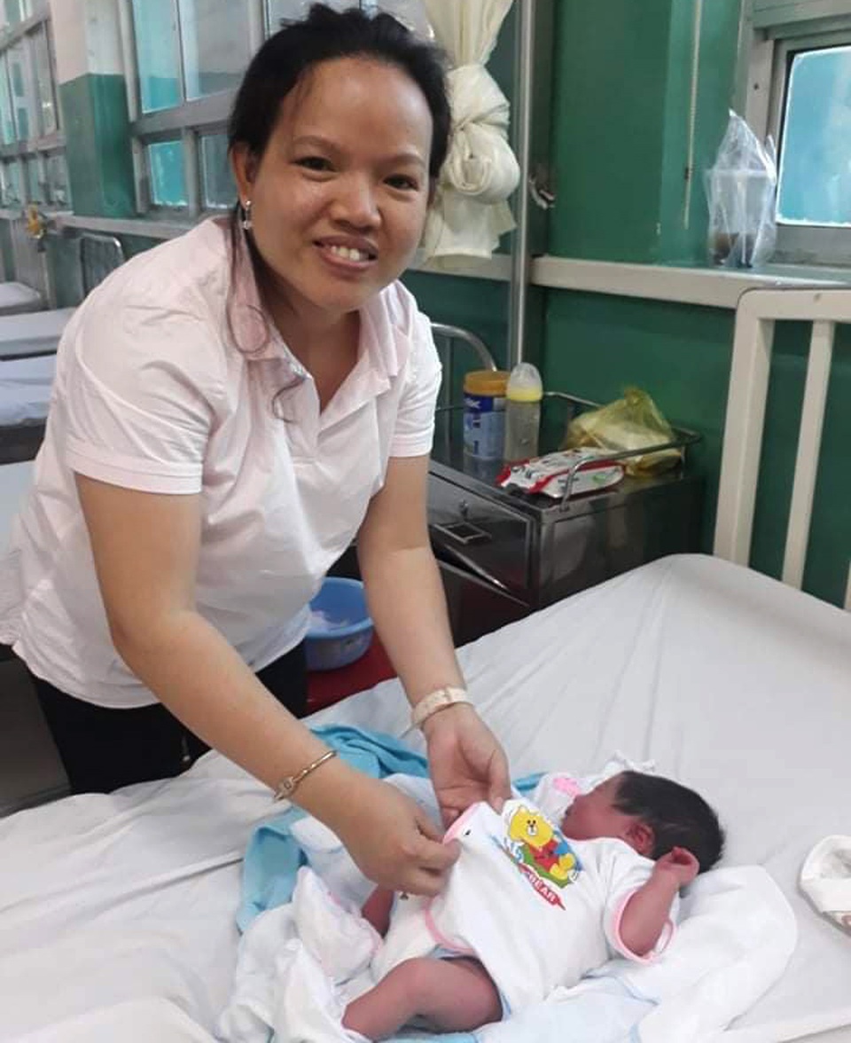 Bé trai mới sinh còn nguyên dây rốn bị bỏ trong thùng rác - 4 Bé trai mới sinh còn nguyên dây rốn bị bỏ trong thùng rác - 4