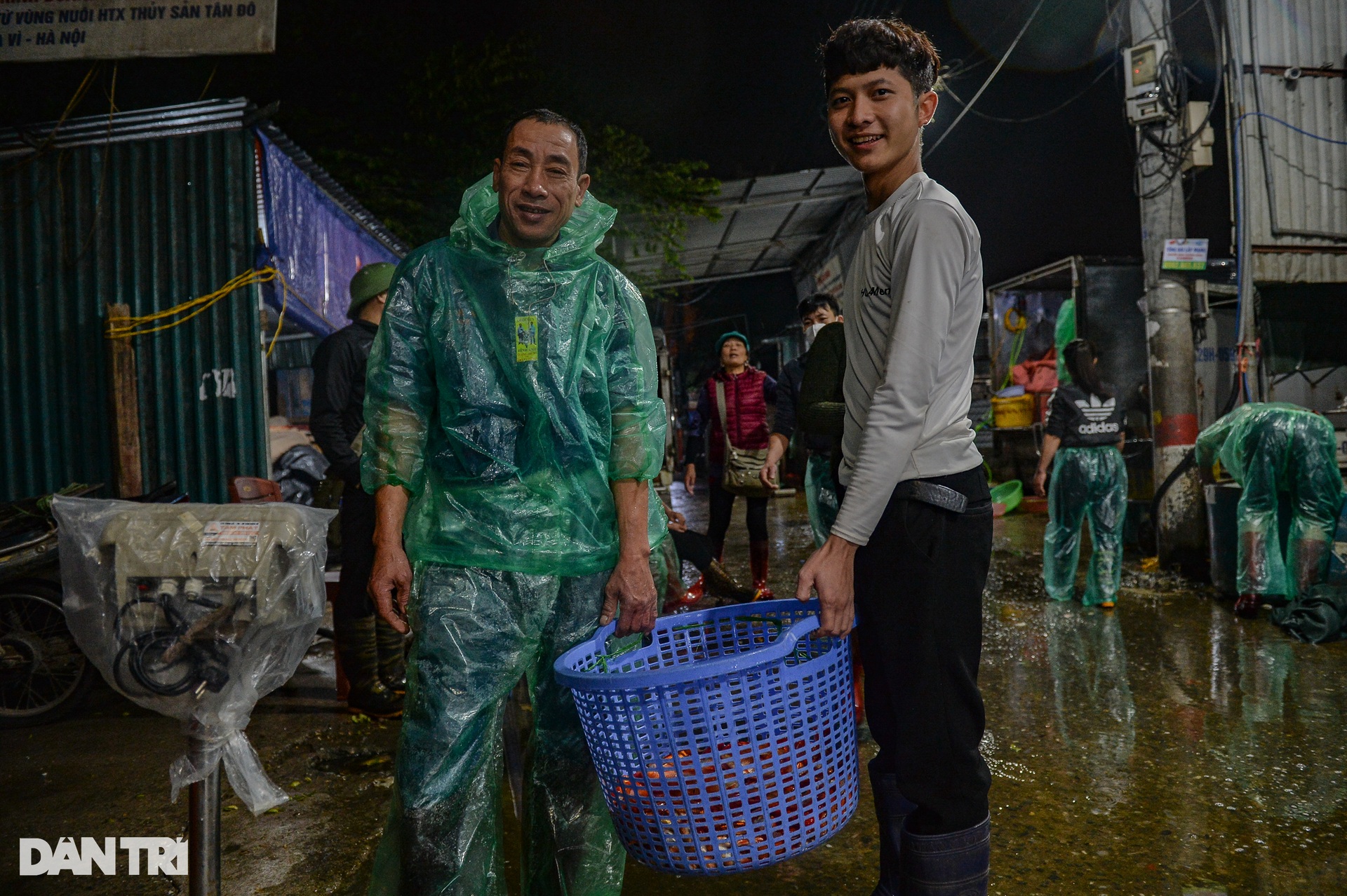 Cá chép vàng ở chợ cá lớn nhất miền Bắc rẻ bất ngờ ngày cúng ông Táo - 11 Cá chép vàng ở chợ cá lớn nhất miền Bắc rẻ bất ngờ ngày cúng ông Táo - 11