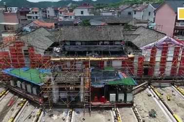 Di dời tòa nhà cổ 100 năm tuổi sang chỗ mới để tránh nước lũ