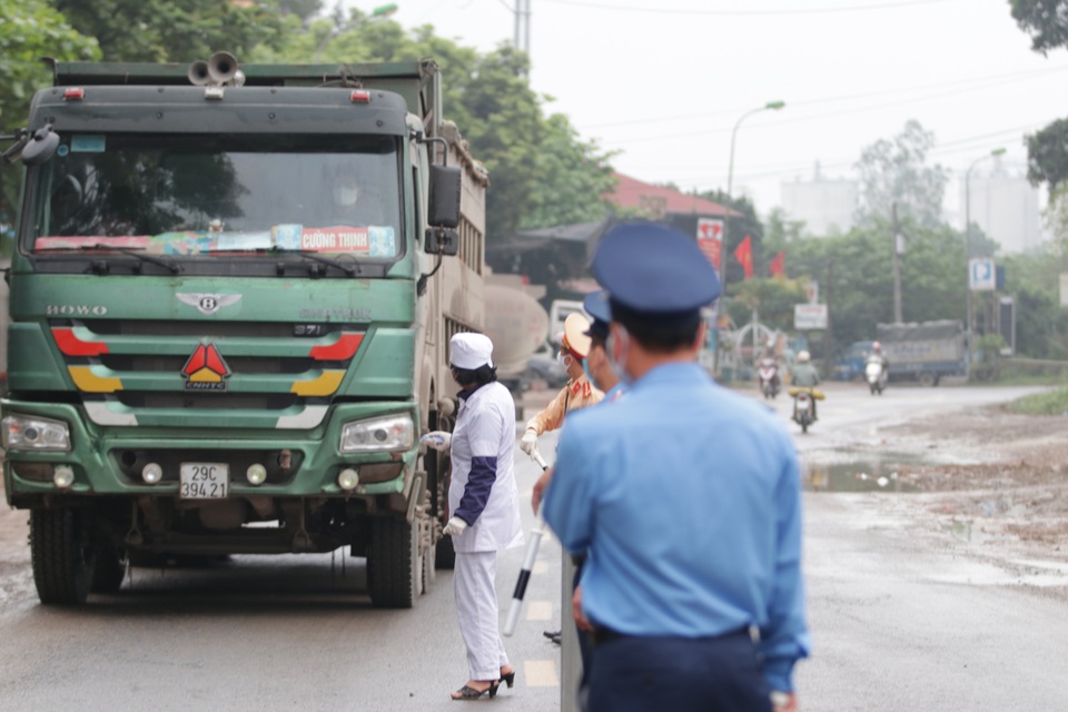 Hà Nội: Cảnh kiểm tra thân nhiệt người ra vào ở cửa ngõ phía tây thành phố - 14 Hà Nội: Cảnh kiểm tra thân nhiệt người ra vào ở cửa ngõ phía tây thành phố - 14