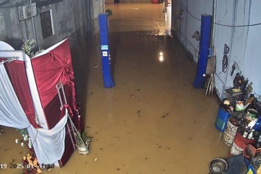 Mưa lớn khiến nhiều nơi ở Lạng Sơn ngập sâu, người dân trắng đêm chạy lũ