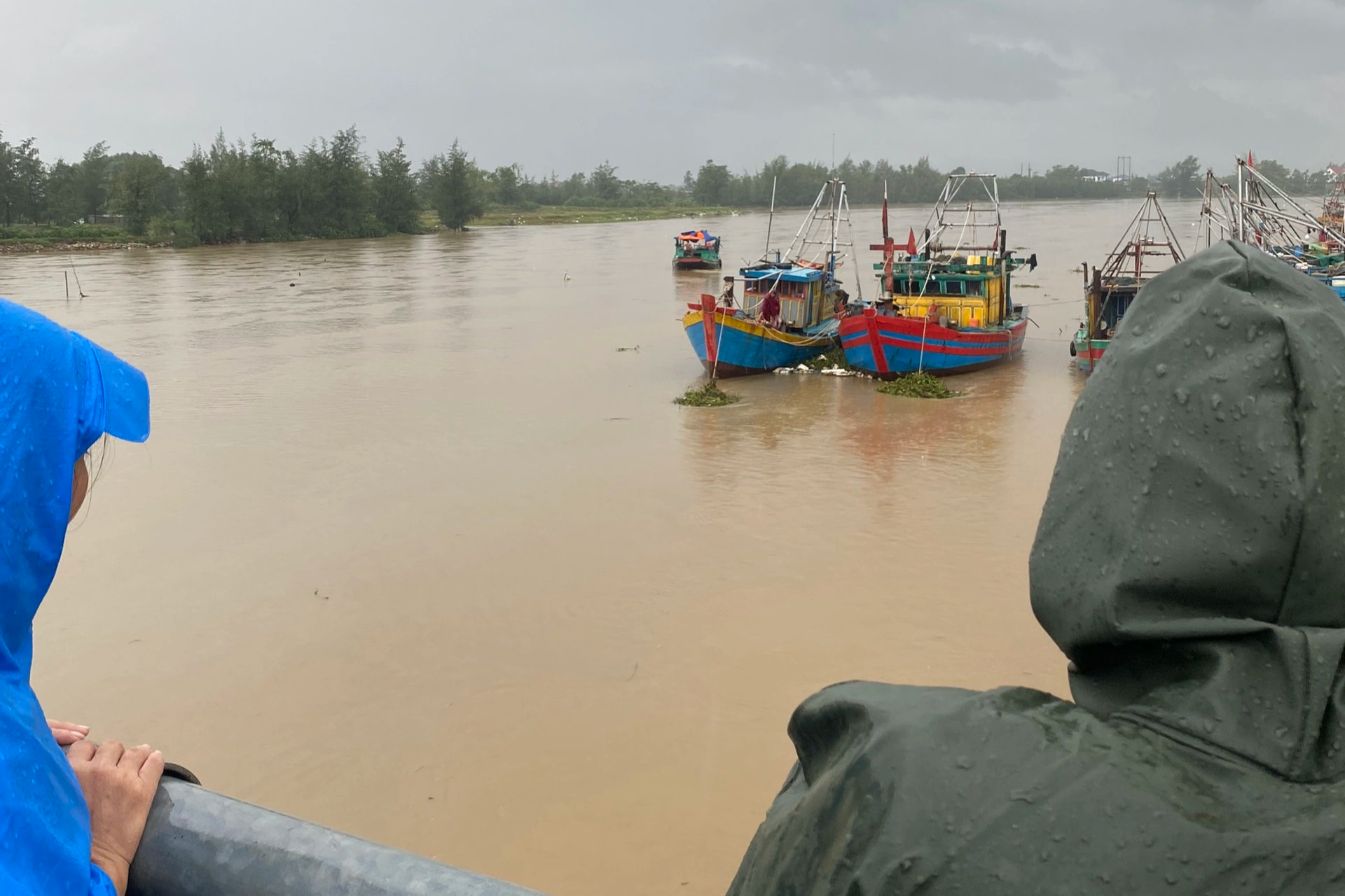 Tìm thấy thi thể nam sinh lớp 8 trên sông Rác - 1