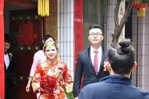 Vừa cưới con dâu ngoại quốc đã đòi ly hôn, lý do làm hàng xóm bật cười