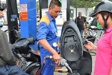 Tăng giảm giá xăng dầu: Bỏ qua quy định?