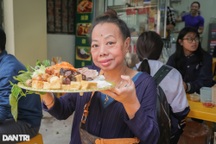 NSƯT Thu Hà: Mở quán bún đậu, phải… "trốn" vì người hâm mộ đến chụp hình