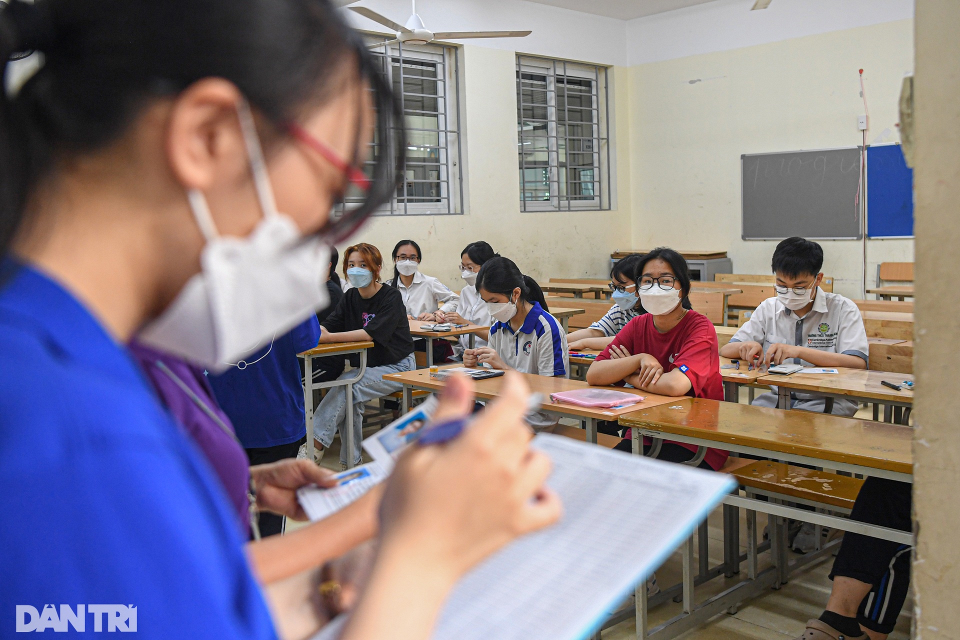 Thí sinh một mình một phòng ở kỳ thi căng thẳng vào lớp 10 trường chuyên HN - 13 Thí sinh một mình một phòng ở kỳ thi căng thẳng vào lớp 10 trường chuyên HN - 13