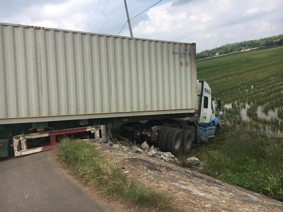 Tránh người đi xe đạp sang đường, xe container lao xuống ruộng - 1 Tránh người đi xe đạp sang đường, xe container lao xuống ruộng - 1