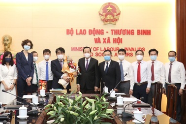 "Tiến sĩ Chang-Hee Lee có nhiều đóng góp trong chính sách lao động..."