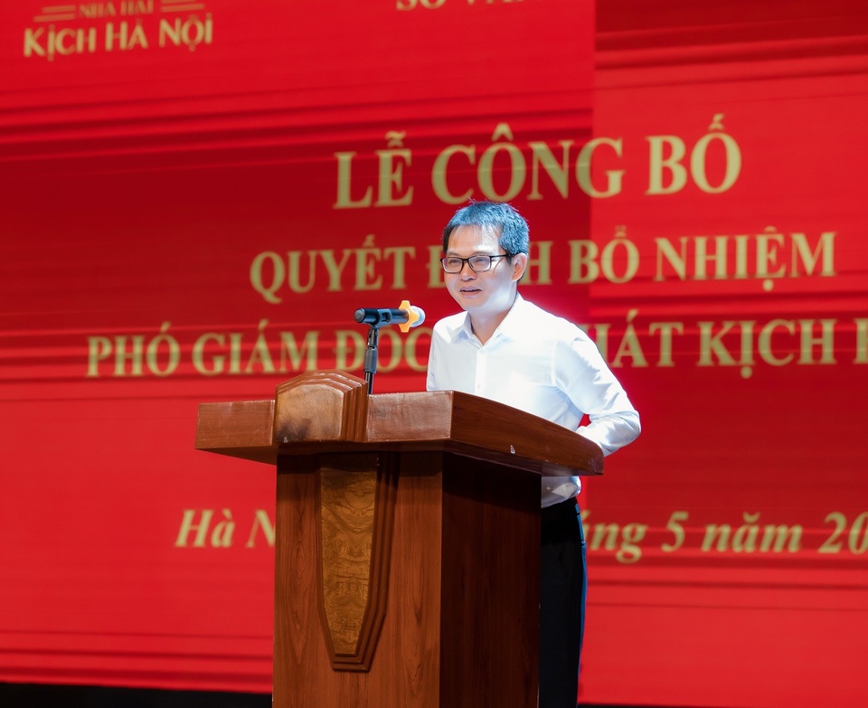 NSND Công Lý nghẹn ngào cảm ơn bố mẹ trong ngày lên chức Phó Giám đốc - 2 NSND Công Lý nghẹn ngào cảm ơn bố mẹ trong ngày lên chức Phó Giám đốc - 2