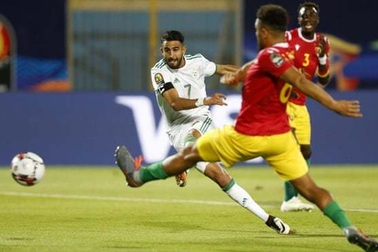Sao Man City giúp Algeria đánh bại Guinea để vào tứ kết CAN 2019