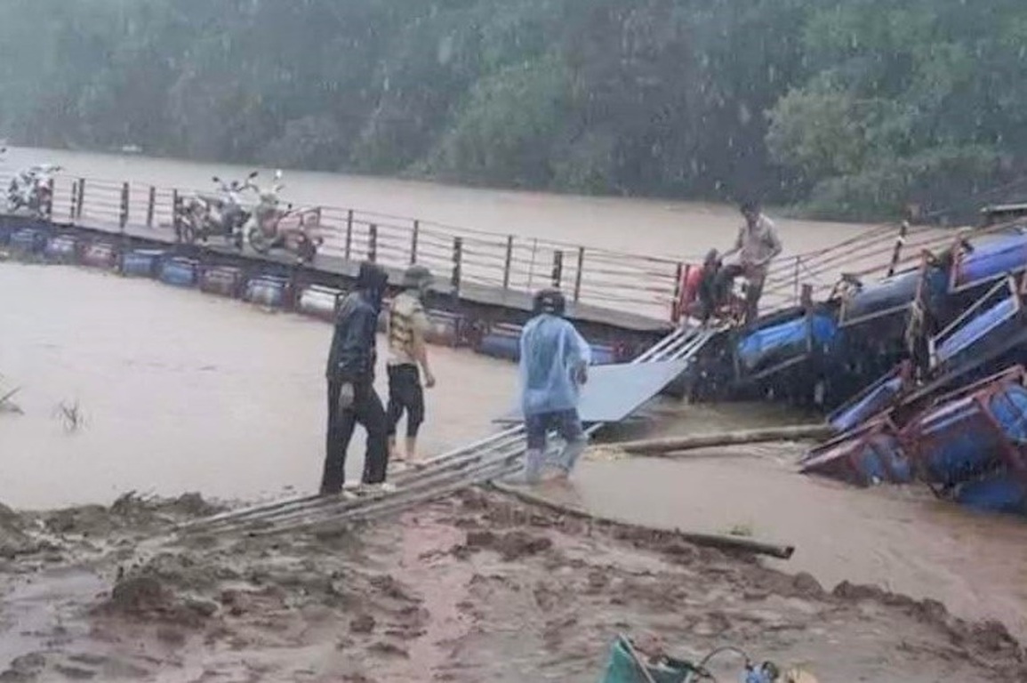 Nước lũ dâng cao cắt đứt cầu phao - 2 Nước lũ dâng cao cắt đứt cầu phao - 2