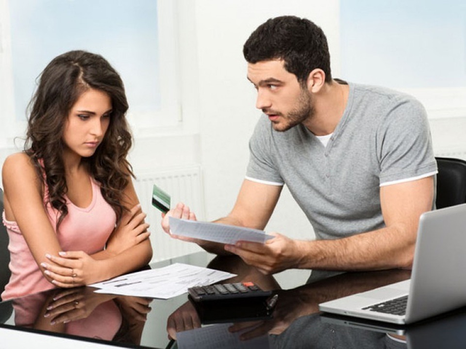 8 sai lầm trong chi tiêu khiến cặp vợ chồng trẻ ví lúc nào cũng rỗng tuếch - 1