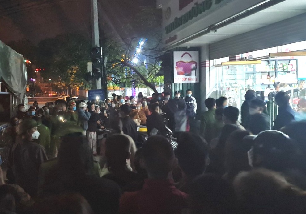Vụ cô gái quỳ gối khóc thảm thiết: Công an khám shop thời trang trong đêm - 5 Vụ cô gái quỳ gối khóc thảm thiết: Công an khám shop thời trang trong đêm - 5
