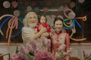 Ở tuổi 70, đạo diễn phim võ hiệp Trương Kỷ Trung mừng con gái tròn một tuổi