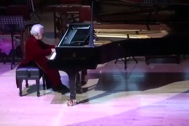 NSND Thái Thị Liên trình diễn tại buổi lễ kỷ niệm 60 năm thành lập Học viện Âm nhạc Quốc gia Việt Nam.