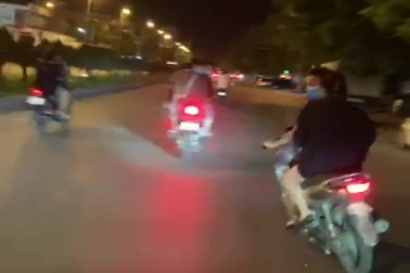 Chạy xe tốc độ cao, đánh võng trước đầu xe cảnh sát