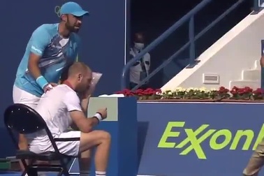 Tay vợt người Đức bị loại vì lý do... cực kỳ khó đỡ