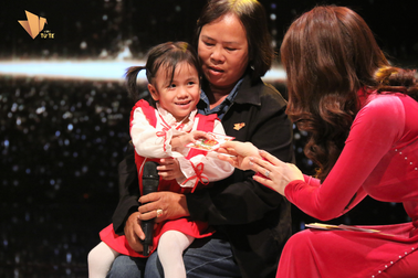 “Bà ơi! Bà ơi” - Tiếng khóc đoàn tụ của bé Pàng khiến ai cũng rơi lệ