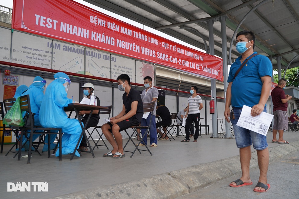 Test nhanh Covid-19 lưu động cho lái xe luồng xanh ngay tại bến ở Hà Nội - 10 Test nhanh Covid-19 lưu động cho lái xe luồng xanh ngay tại bến ở Hà Nội - 10