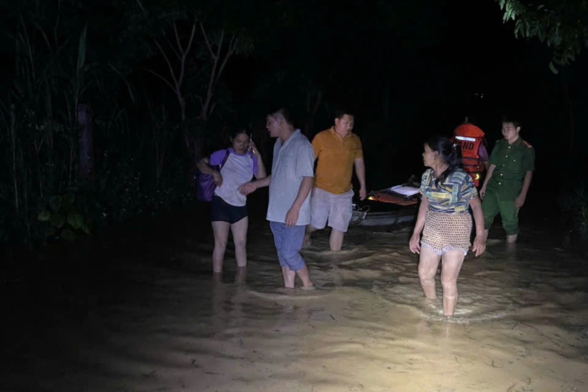 Biển nước mênh mông chia cắt quốc lộ 7 - 11