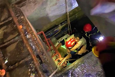 Giải cứu người đàn ông mắc kẹt dưới hố ga lúc nửa đêm