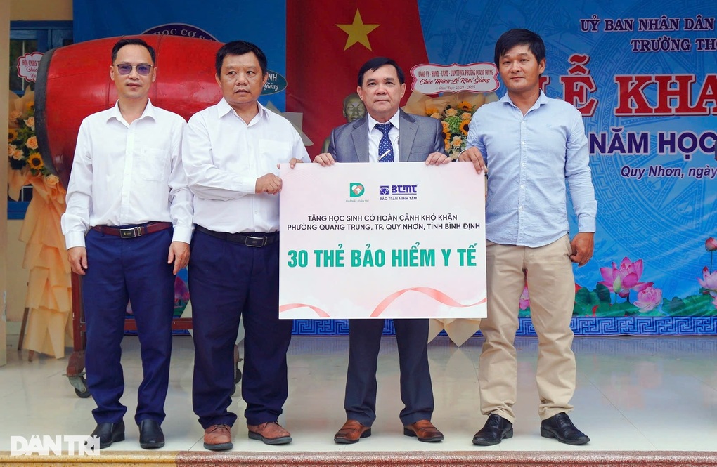 Trao gần 110 thẻ Bảo hiểm y tế đến học sinh Phú Yên và Bình Định