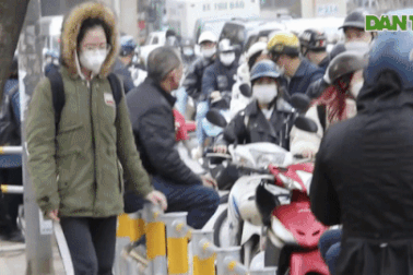 Rào chắn vỉa hè ngăn xe máy gây khó, người đi bộ bất đắc dĩ phải "trèo" qua