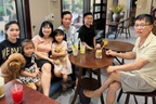 Tìm thấy con gái sau 34 năm, cả họ làm cơm thức đến 2h sáng để chào đón