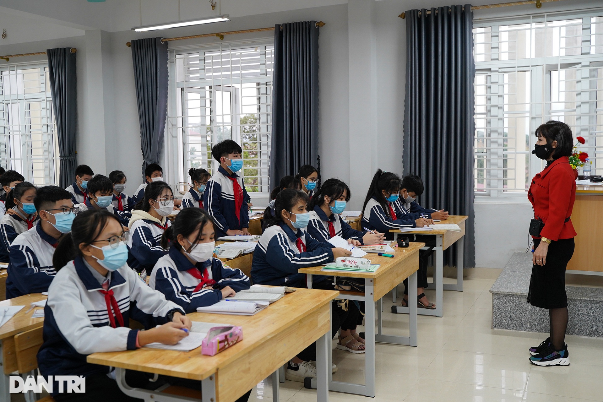 Học sinh lớp 9 của 17 huyện, thị xã ở Hà Nội đồng loạt trở lại trường học - 4 Học sinh lớp 9 của 17 huyện, thị xã ở Hà Nội đồng loạt trở lại trường học - 4