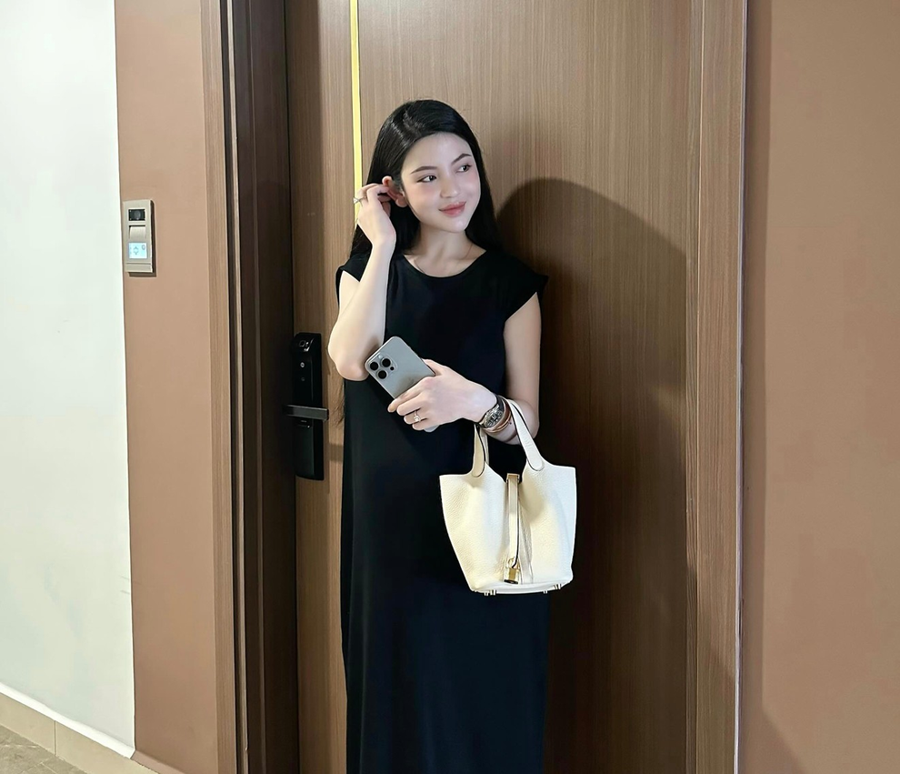 Dù đang mang bầu, vợ Quang Hải vẫn tự tin khoe dáng gợi cảm - 1