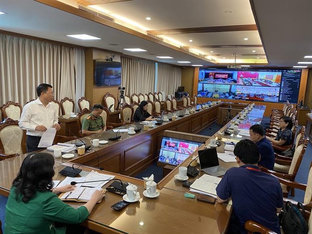 Vận chuyển đề thi, bài thi tốt nghiệp bằng cano trên hồ thủy điện Hòa Bình - 1 Vận chuyển đề thi, bài thi tốt nghiệp bằng cano trên hồ thủy điện Hòa Bình - 1