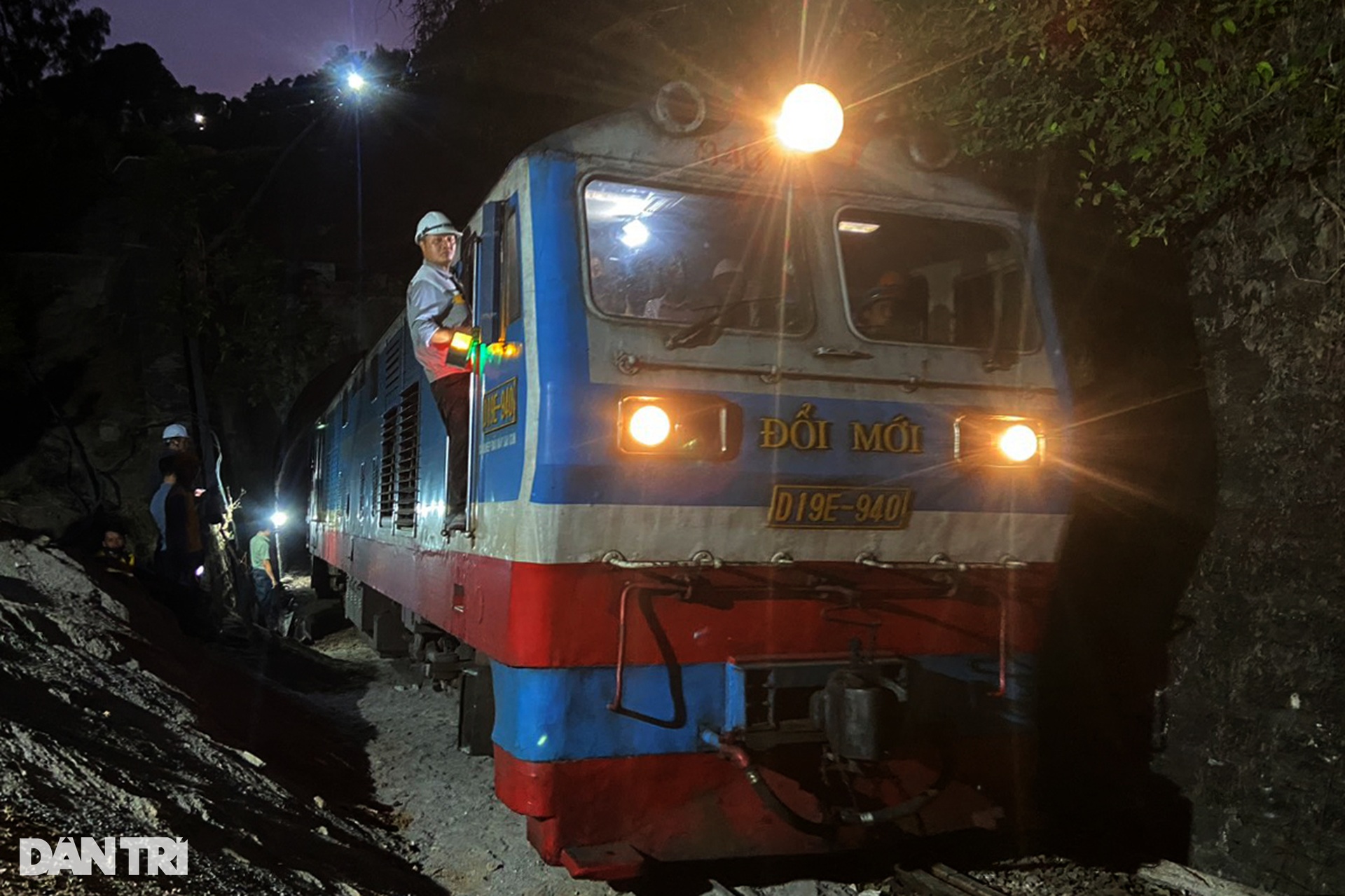 Xem vòm sắt vá điểm sạt lở trong hầm đường sắt Bãi Gió - 1 Xem vòm sắt vá điểm sạt lở trong hầm đường sắt Bãi Gió - 1