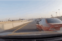 Tài xế say xỉn, xe Mercedes C-Class lao vào dải phân cách, bốc cháy