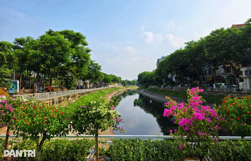 Hà Nội trang trí chậu hoa che ống dẫn nước, lắp máy sục khí ở sông Tô Lịch - 1 Hà Nội trang trí chậu hoa che ống dẫn nước, lắp máy sục khí ở sông Tô Lịch - 1