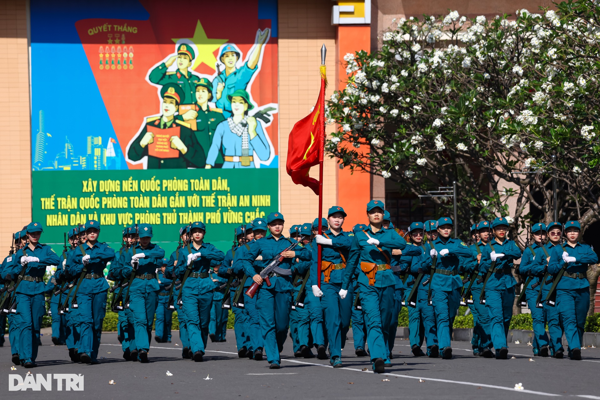 Chị em ruột tại TPHCM tham gia luyện tập diễu binh mừng đại lễ 30/4 - 1