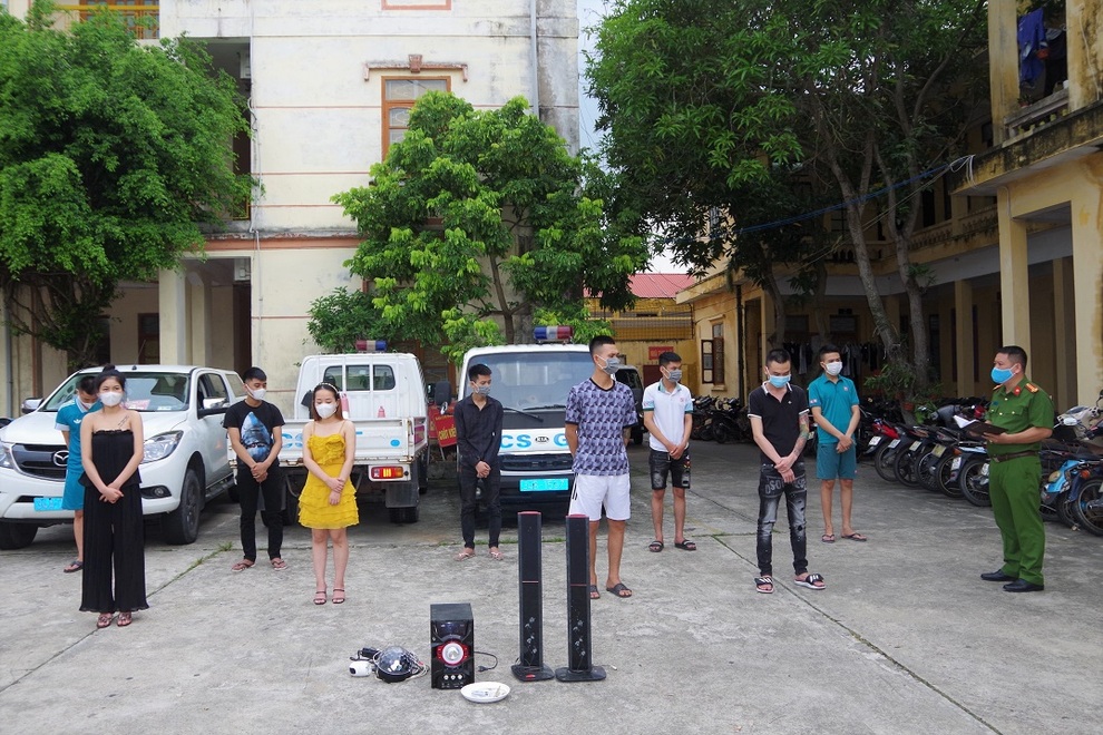 Phát hiện 9 nam nữ tụ tập bay lắc tại cửa hàng quần áo nam - 2 Phát hiện 9 nam nữ tụ tập bay lắc tại cửa hàng quần áo nam - 2