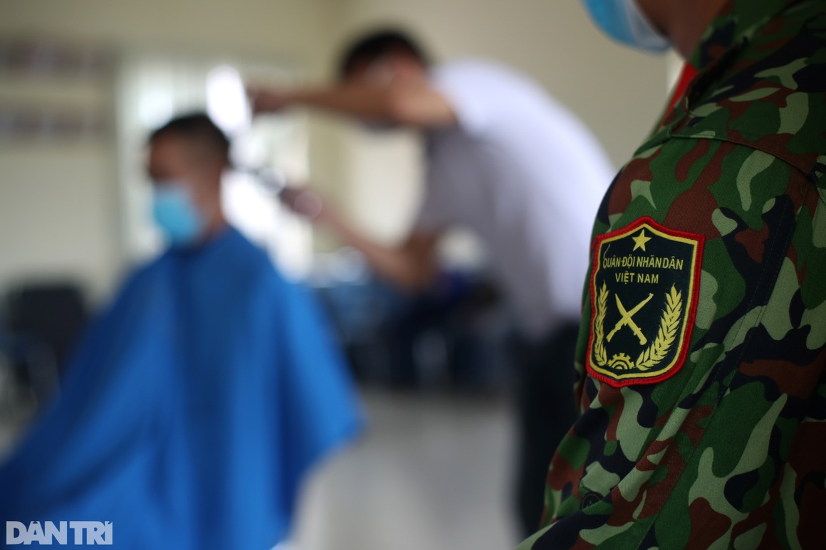 Bộ đội được cắt tóc dã chiến sau nhiều ngày dầm mưa, dãi nắng ở Sài Gòn - 8 Bộ đội được cắt tóc dã chiến sau nhiều ngày dầm mưa, dãi nắng ở Sài Gòn - 8