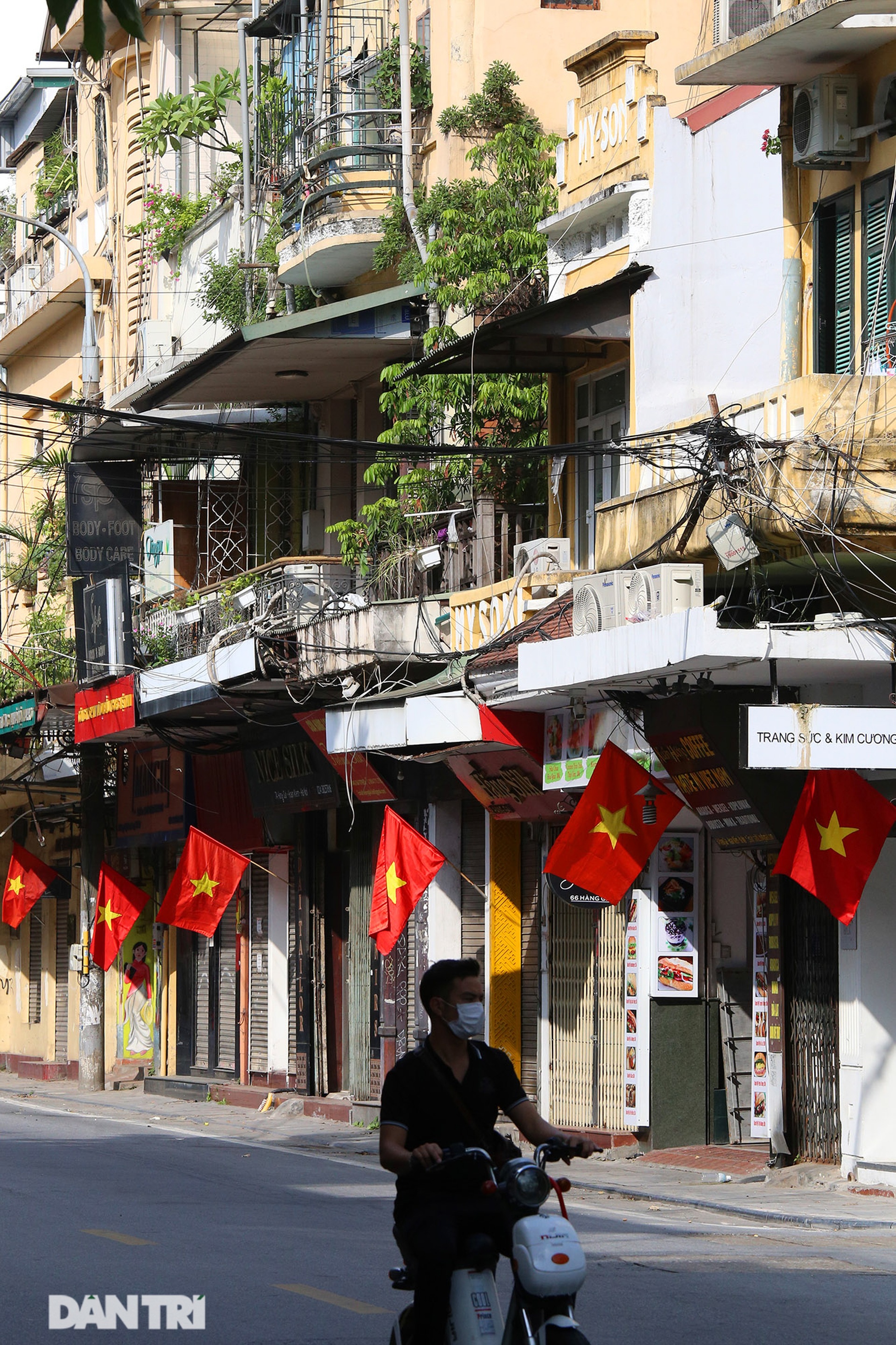 Quốc kỳ đỏ rực dịp kỷ niệm 2/9 trong thời điểm giãn cách xã hội - 4 Quốc kỳ đỏ rực dịp kỷ niệm 2/9 trong thời điểm giãn cách xã hội - 4