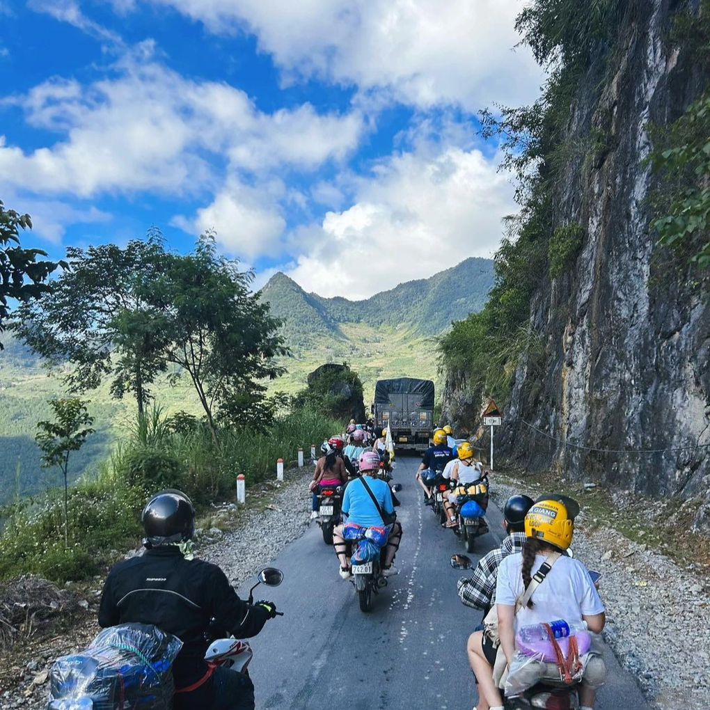 Vì sao du khách Tây bật khóc khi đang lái xe trên đường đèo ở Hà Giang? - 2