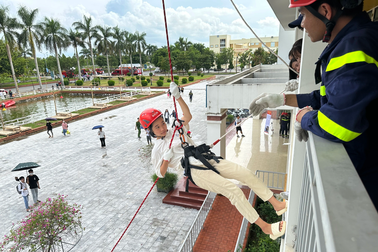 Hơn 1.000 học sinh, sinh viên học cách leo thang dây, phun nước chữa cháy