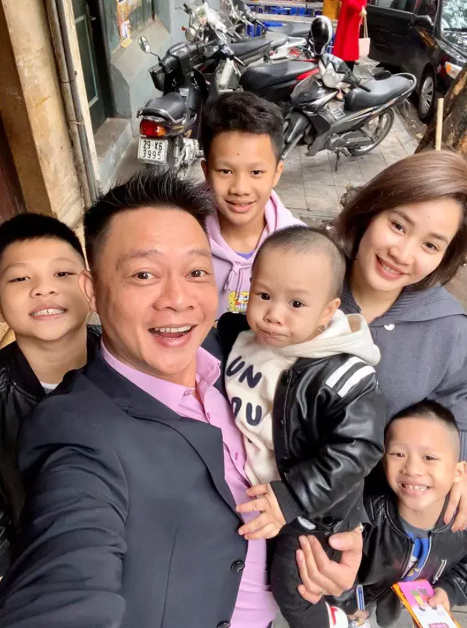 Ông bố đông con nhất VTV: Vợ chồng lục đục suốt ngày vì chuyện con cái - 3 Ông bố đông con nhất VTV: Vợ chồng lục đục suốt ngày vì chuyện con cái - 3