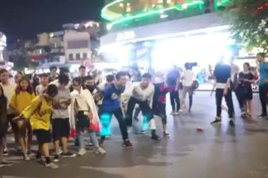 Bạn trẻ cầm chảo chạy bộ và chạy kiểu Naruto trên phố đi bộ Hà Nội (Video: Nguyễn Anh Tuấn)