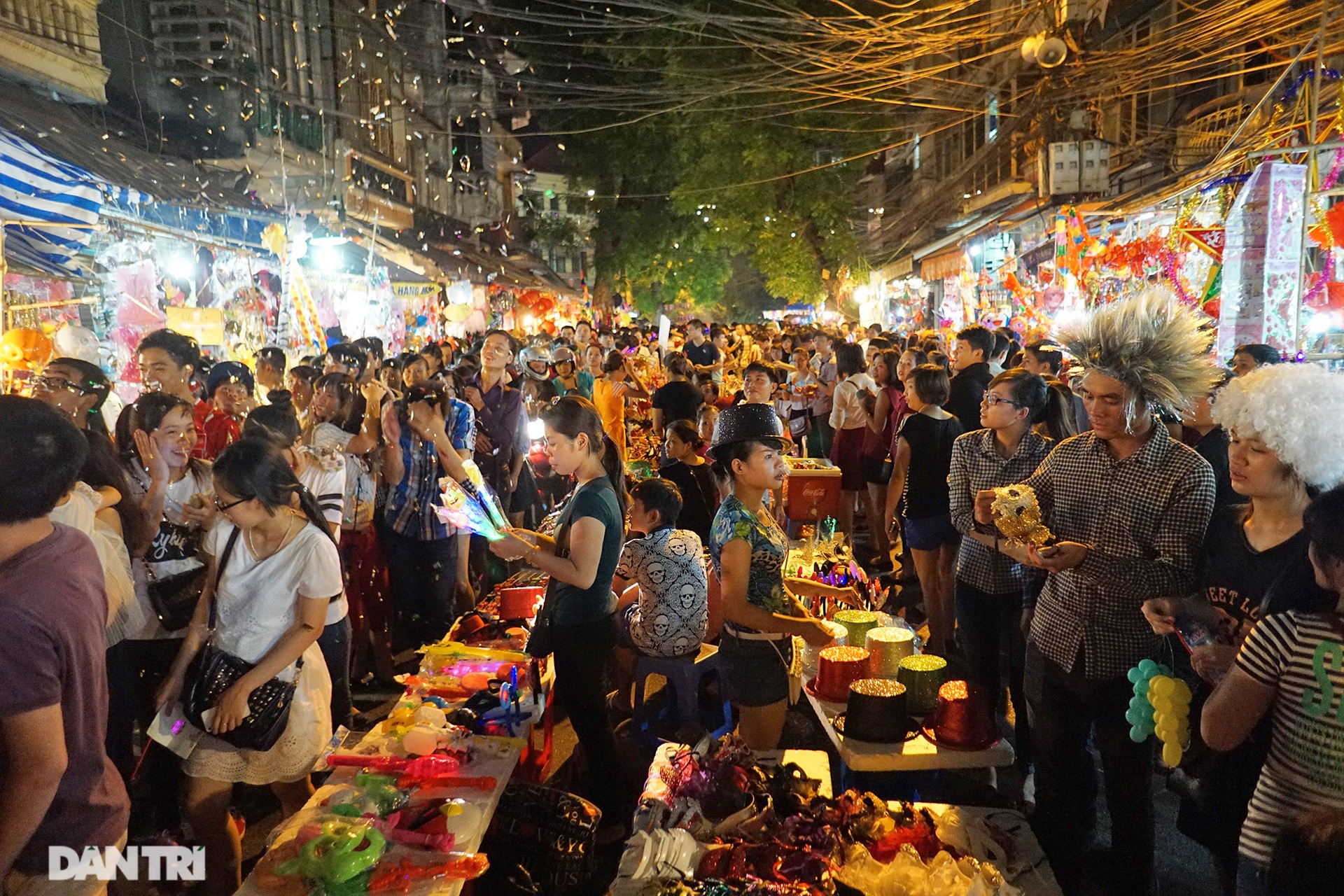 So sánh: Hình ảnh chợ trung thu vắng lặng khác biệt cảnh đông đúc mọi năm - 1