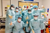 Anh kêu gọi 65.000 y bác sĩ nghỉ hưu trở lại đối phó Covid-19