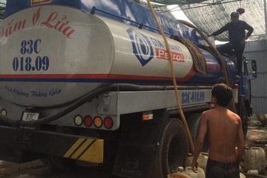 Khám phá đường dây rút ruột xăng dầu từ xe bồn ngày cận tết