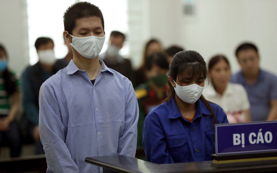 Hà Nội: Bất ngờ hoãn phiên xử vụ bé gái 3 tuổi bị mẹ đẻ, cha dượng bạo hành - 1 Hà Nội: Bất ngờ hoãn phiên xử vụ bé gái 3 tuổi bị mẹ đẻ, cha dượng bạo hành - 1