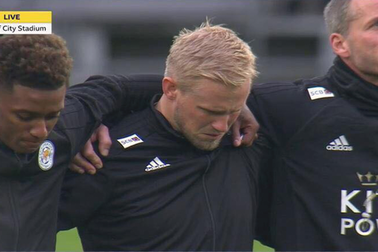 Ngôi sao Leicester City bật khóc trong phút mặc niệm ông chủ người Thái