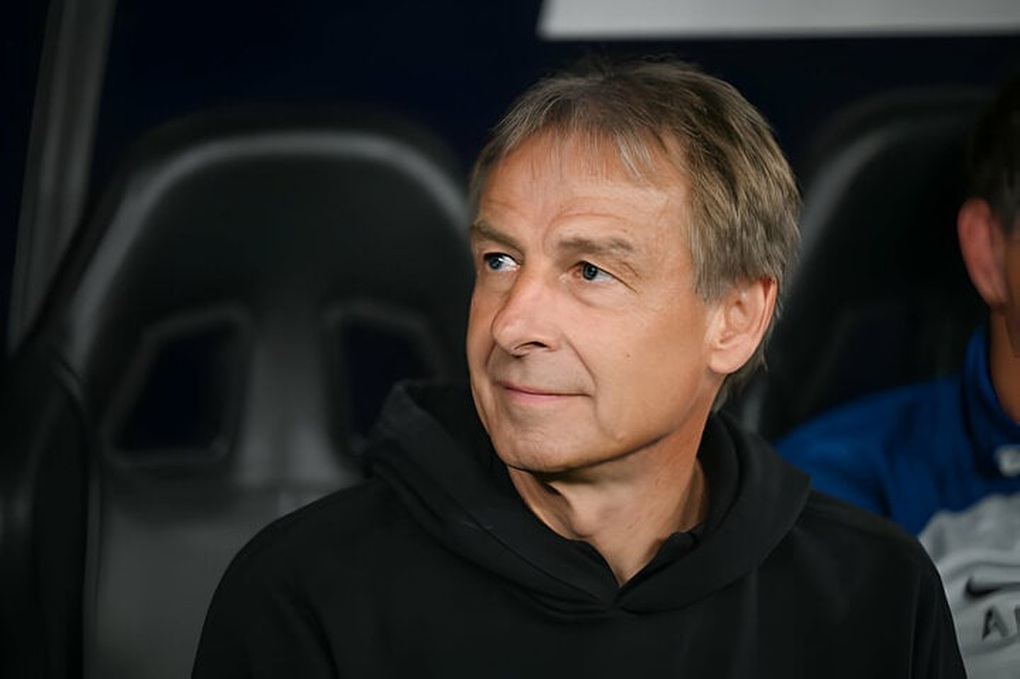 HLV Klinsmann bơi trong tiền sau khi bị sa thải ở Hàn Quốc - 1 HLV Klinsmann bơi trong tiền sau khi bị sa thải ở Hàn Quốc - 1