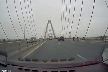 Ô tô quệt ngã xe máy, nhanh chóng chạy khỏi hiện trường